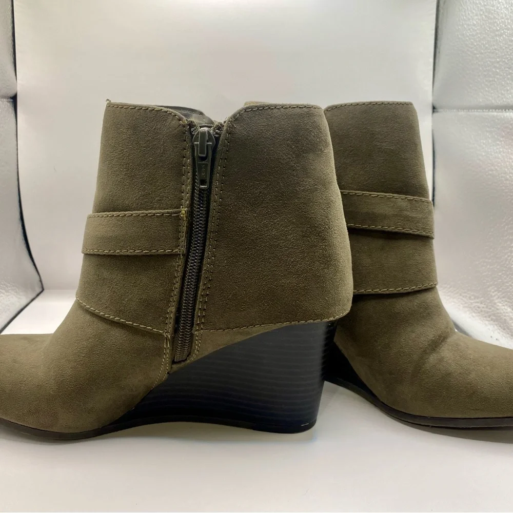 Arizona Jean‎ Company Olive Wedge Boots